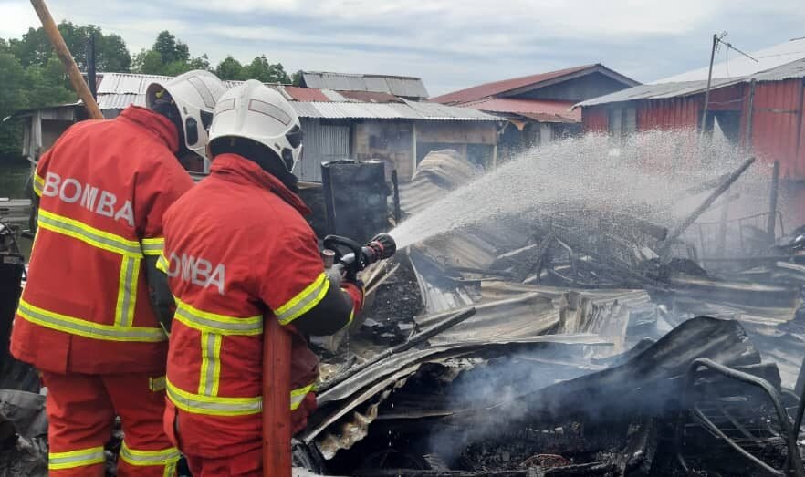Sebuah rumah musnah di Kampung Desa Bajau