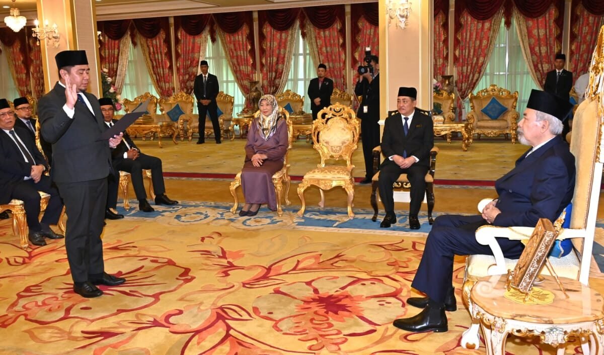 Fairuz Renddan Angkat Sumpah Pembantu Menteri