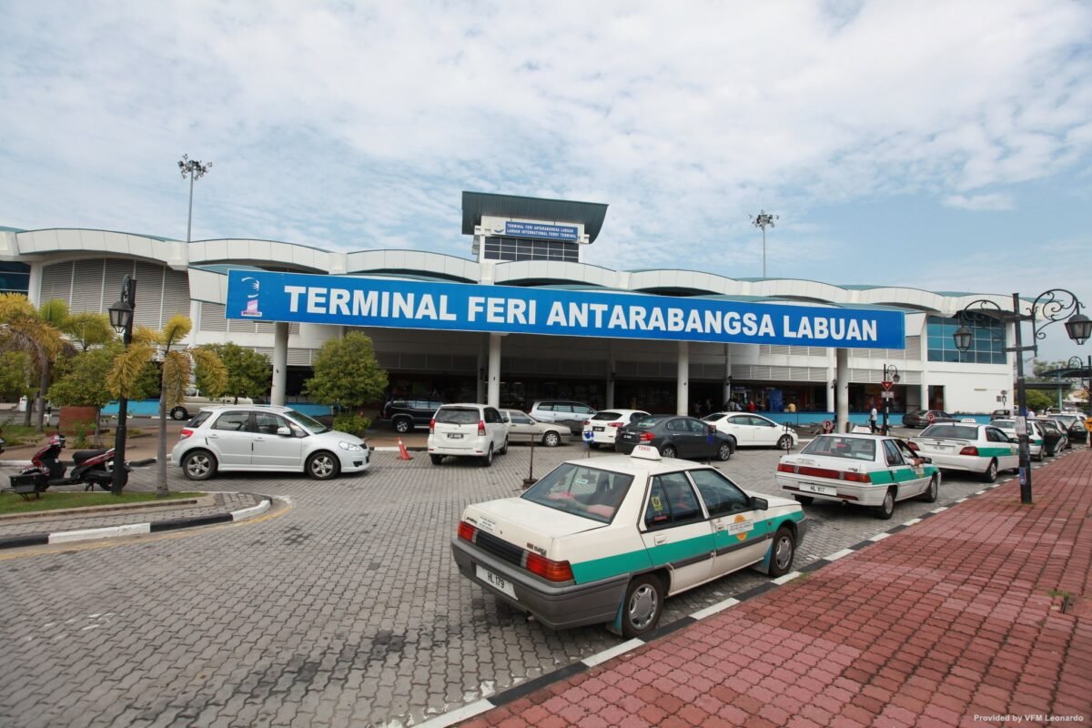 IMIGRESEN KUAT KUASA PEMERIKSAAN KAWALAN KELUAR, MASUK PELAWAT LABUAN DAN SABAH
