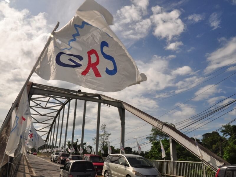 KIBARAN GRS…Jambatan Tamparuli yang menghubungkan Kota Kinabalu, Ranau, Telupid, Beluran, Sandakan, Lahad Datu, Tawa dan Semporna mula dihiasi  bendera parti-parti yang bertanding dalam PRU15.