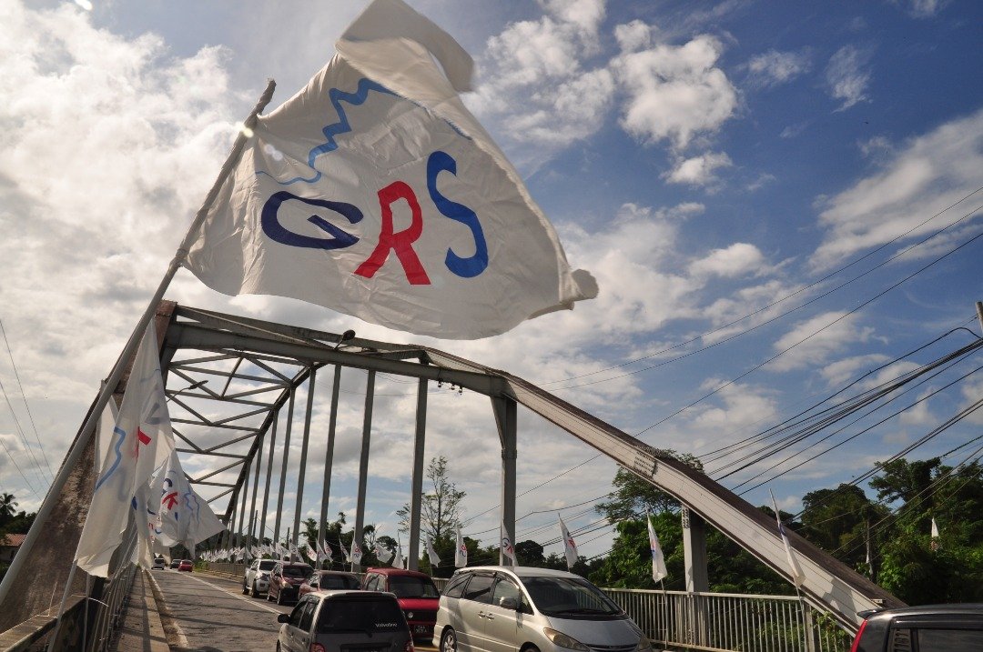 KIBARAN GRS…Jambatan Tamparuli yang menghubungkan Kota Kinabalu, Ranau, Telupid, Beluran, Sandakan, Lahad Datu, Tawa dan Semporna mula dihiasi  bendera parti-parti yang bertanding dalam PRU15.